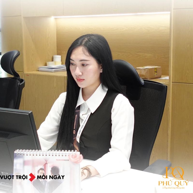 Ao-gile-dong-phuc-Techcombank-duoc-thiet-ke-de-phoi-voi-so-mi-tao-hinh-anh-hien-dai-1