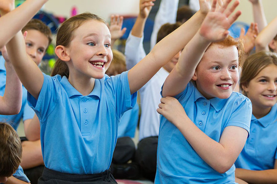 dong-phuc-lop-mau-xanh-bien