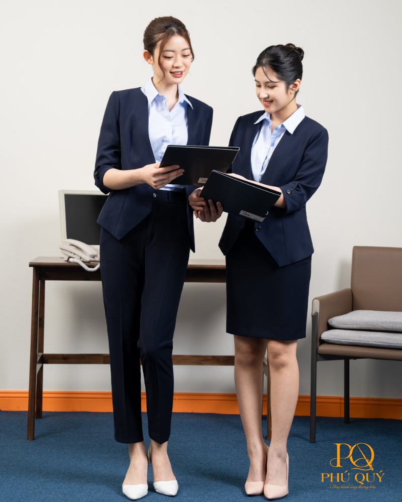 Dong-Phuc-Phu-Quy-cung-cap-dich-vu-may-mau-mien-phi-cho-khach-hang-1