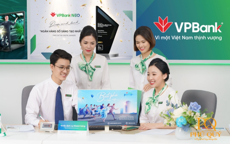 Dong-phuc-VPBank-duoc-phoi-kem-voi-cac-phu-kien-nhu-ca-vat-no-ao