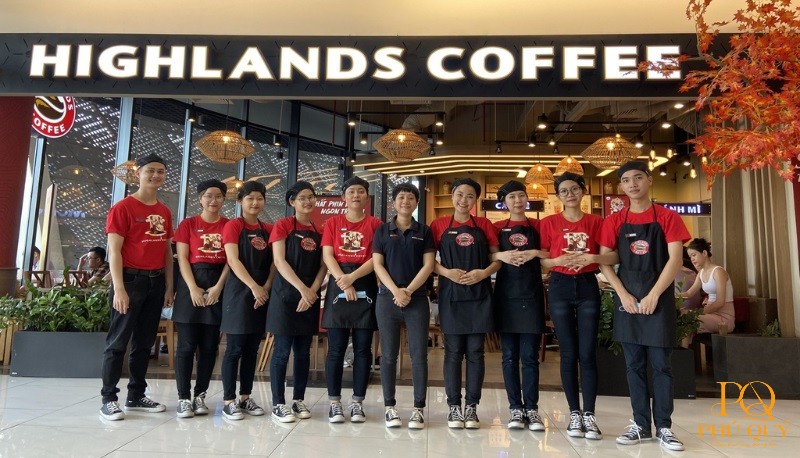 mau-sac-chu-dao-ao-dong-phuc-highlands-la-den-do